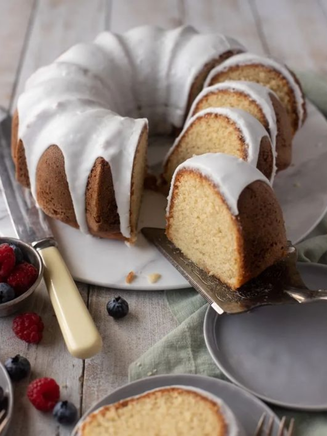 Vanilla Bundt Cake: Essential Summer Dessert